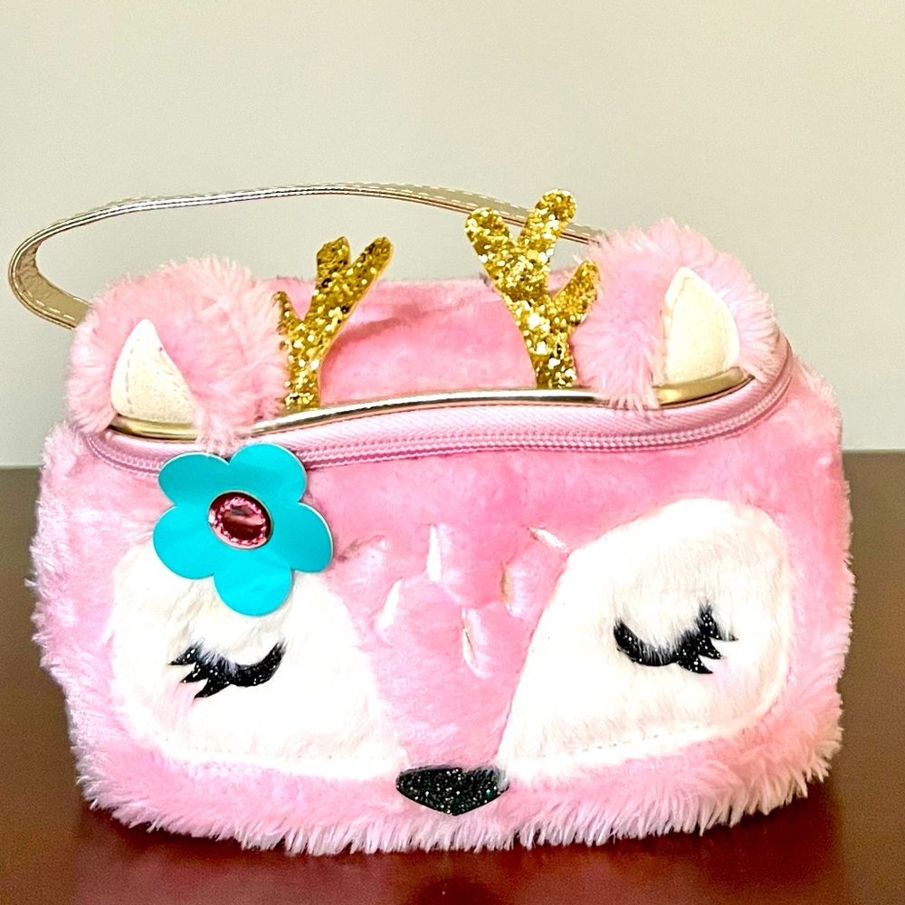 NWOT. Girls plush reindeer toiletry bag. 6(long) 4(tall) 4(deep). Never used.